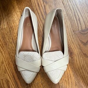 UGG Women's Cream Flats with Textured Detail size 7